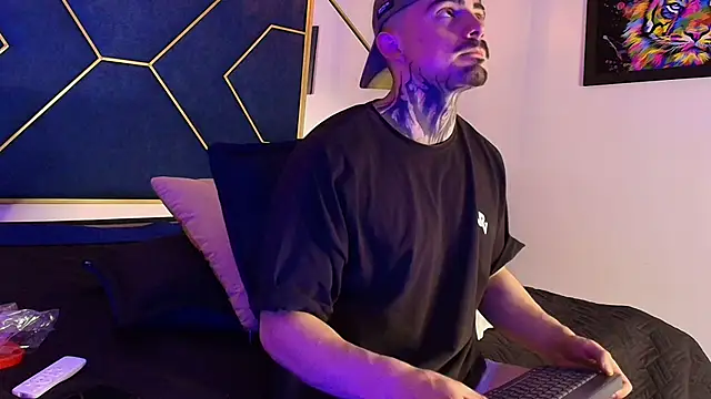 Dallas Whitee online show from March 24, 8:02 pm