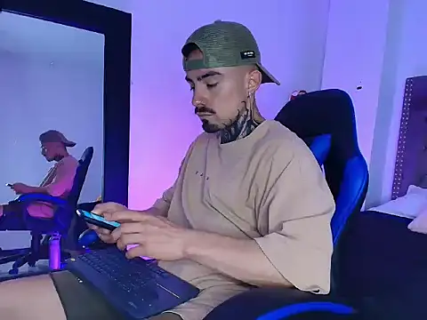 Dallas Whitee online show from April 2, 6:05 pm