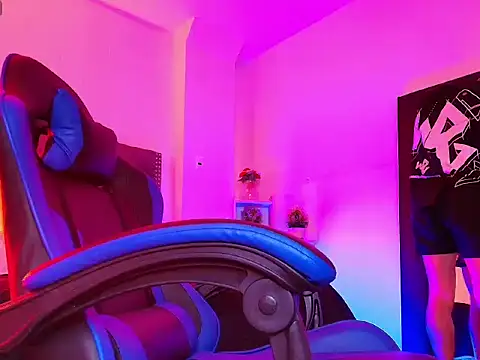 Dallas Whitee online show from April 7, 7:25 pm