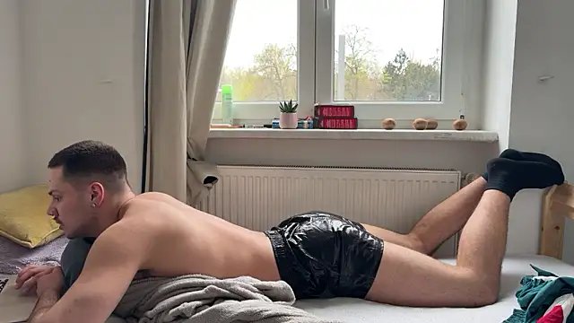 rommmika online show from April 10, 3:08 pm