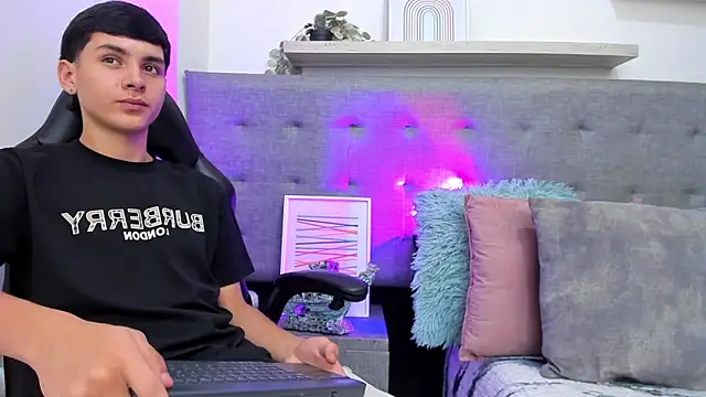 Andrew restrepoo online show from March 26, 10:19 am