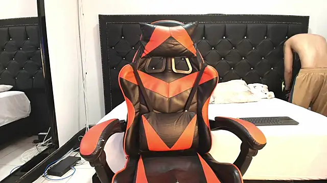 NohaDrake online show from April 7, 8:53 pm