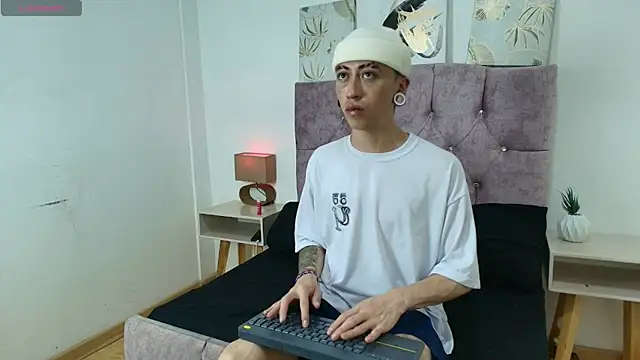 Yoshua Smith online show from April 4, 7:55 pm