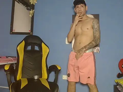 ricardo big cock online show from April 8, 11:13 pm