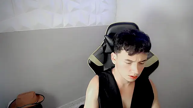 Mathias twinkk online show from April 12, 10:06 am