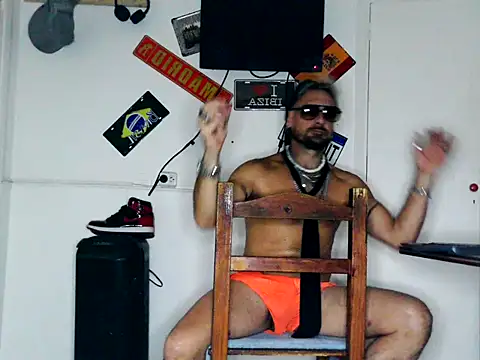 freddymdq100 online show from April 12, 7:10 am