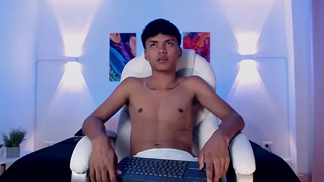 thiagosterling online show from April 7, 11:38 pm