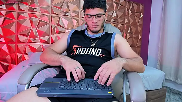 DanteTargaryen online show from April 16, 2:55 am