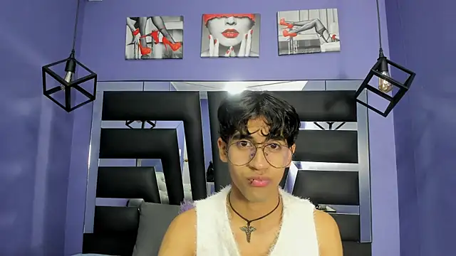  ArchieBlu  online show from April 2, 3:37 am