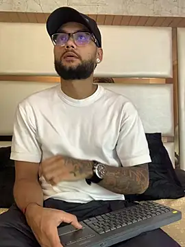 KyleJoss30 online show from April 9, 9:32 pm