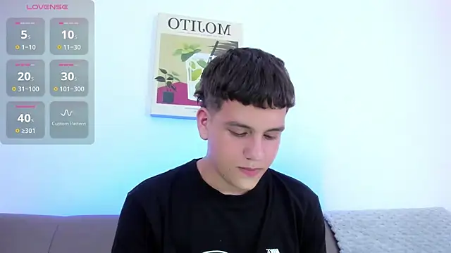 dennis hills online show from April 5, 8:05 pm