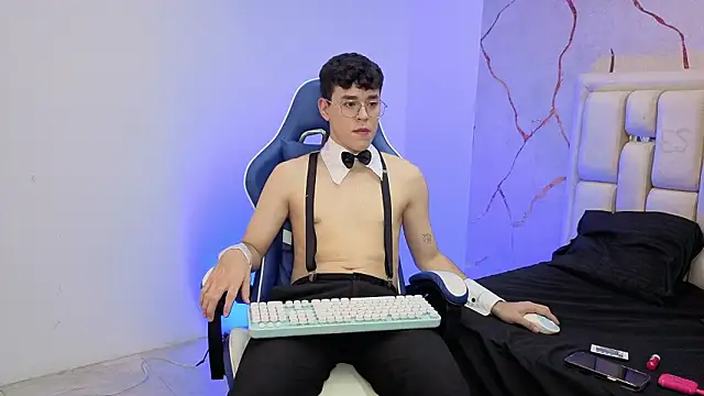 Tom Parker  online show from March 28, 10:10 pm