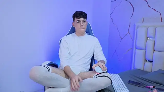 Tom Parker  online show from April 13, 9:04 pm