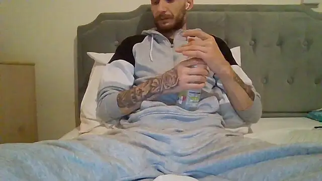 feetlovrr94 online show from April 15, 11:59 pm