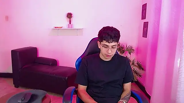 maax 18 online show from April 10, 1:51 pm