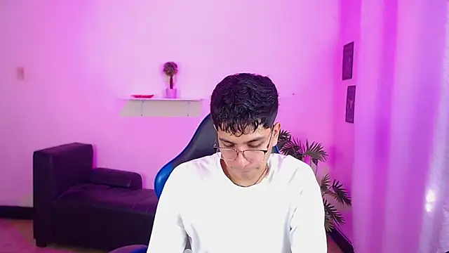 maax 18 online show from April 15, 2:06 pm