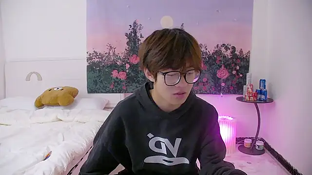 buding-001 online show from April 6, 10:38 am