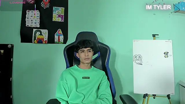 TYLERhHOT2005 online show from April 12, 4:15 am