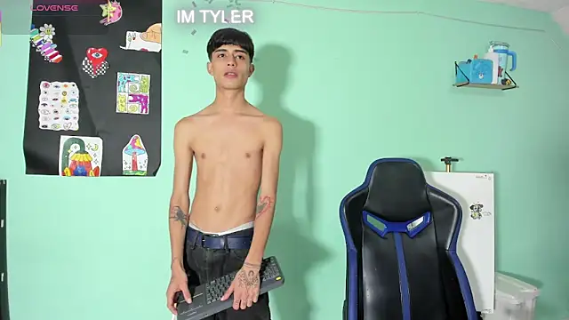 TYLERhHOT2005 online show from April 11, 3:46 am