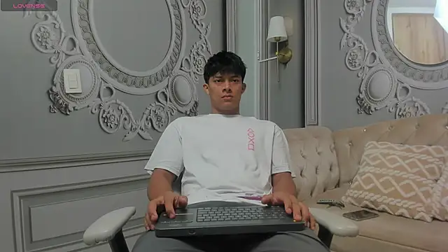 Andeuw   online show from April 7, 2:33 am