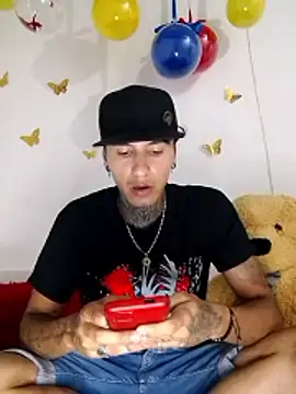 ANDRES URRIETA online show from April 16, 1:49 am