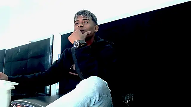 LuckyBluex online show from April 6, 9:04 pm