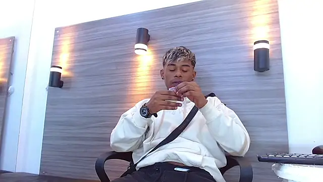 LuckyBluex online show from April 2, 8:27 pm