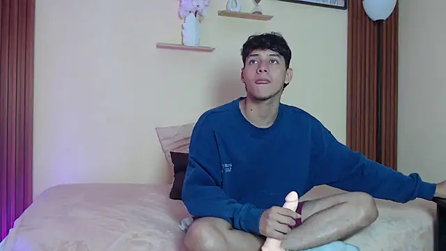 TwoHotTrouble  online show from April 9, 9:32 pm