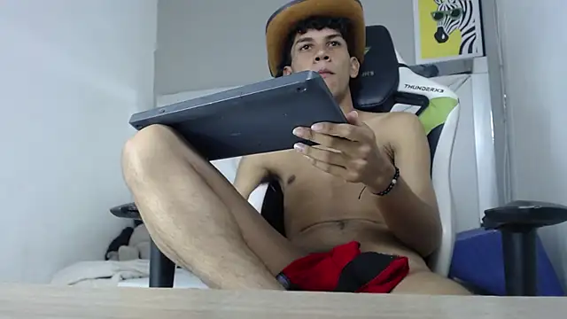 Taylorr junior  online show from April 1, 5:09 am