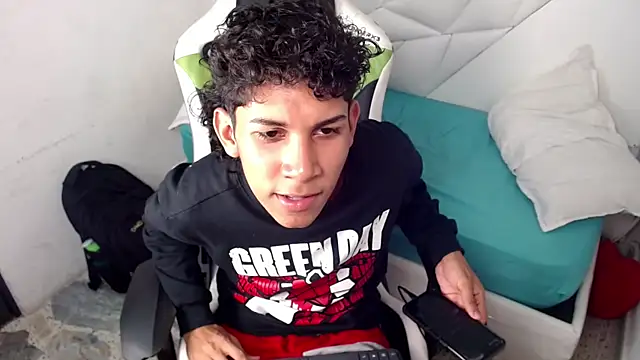 Taylorr junior  online show from April 17, 3:20 am