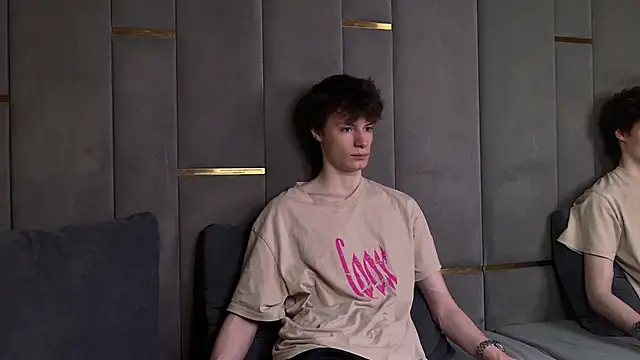 EdwardHogan online show from April 5, 9:00 pm