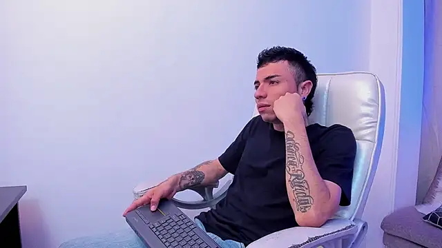 Charlie Foxie online show from April 14, 2:11 am