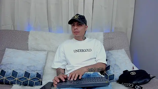 Charlie Foxie online show from April 6, 6:52 pm