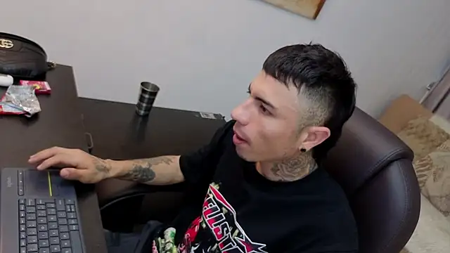 Charlie Foxie online show from April 4, 8:39 pm