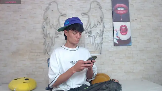 Alex latino  online show from April 6, 10:43 pm