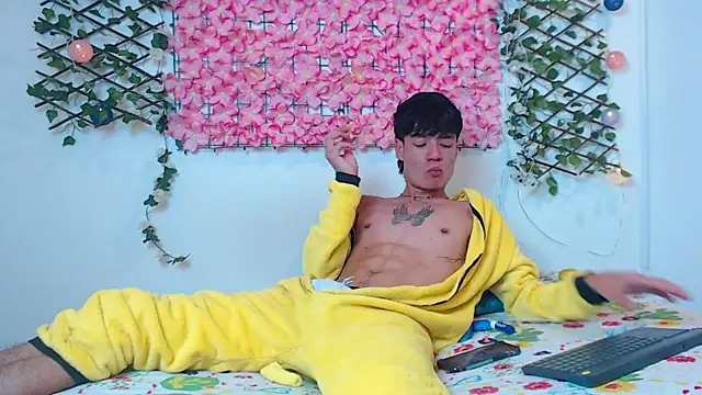 Alex latino  online show from April 16, 3:06 am