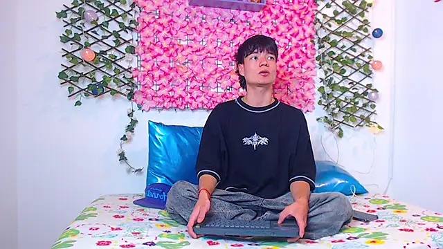 Alex latino  online show from April 15, 3:17 am