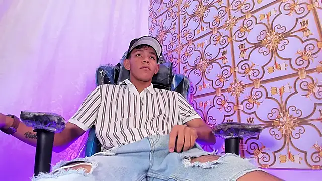 SlimLatino  online show from April 16, 4:01 am