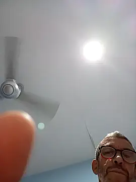 chris-sbh11 online show from April 3, 6:10 am