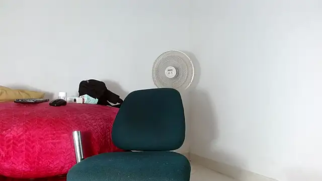 alejandrofoxnoir18 online show from April 14, 4:50 pm