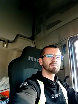 jozsi1995 online show from April 17, 5:54 am