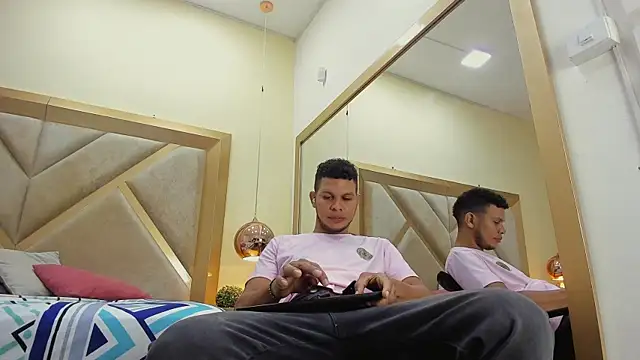 NohaBrooks online show from April 10, 5:09 pm