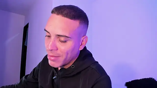 Axel  fierro online show from April 11, 7:50 pm