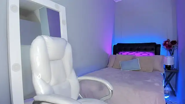 Nathalie moon  online show from April 14, 12:05 pm