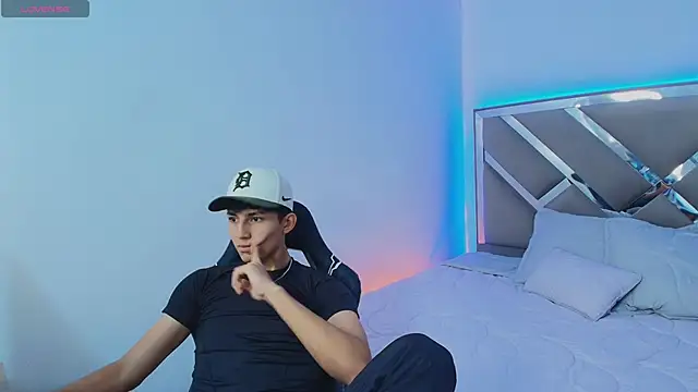 Valentino Rey online show from April 15, 12:05 pm