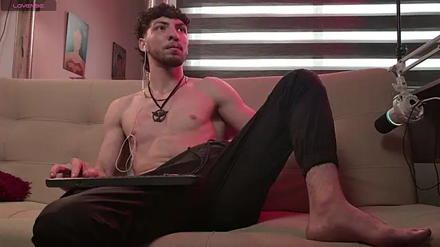 Noah Oliveira  online show from May 30, 8:53 pm