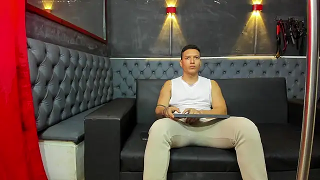 lucassimone  online show from June 1, 1:33 pm