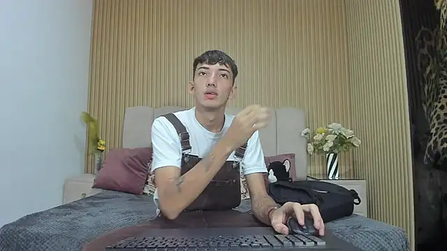 MichaelVasquex online show from May 27, 12:46 pm