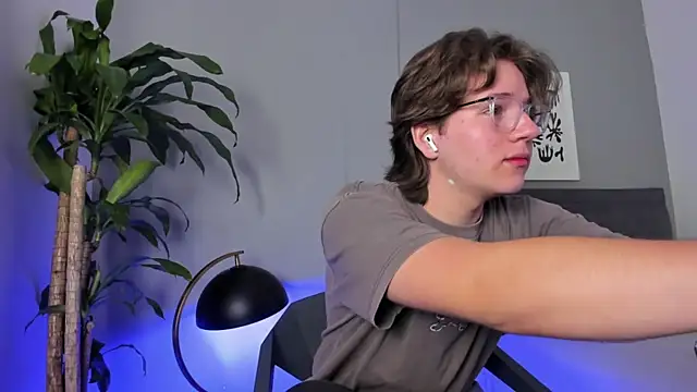 LucasMoraless online show from May 28, 1:53 pm