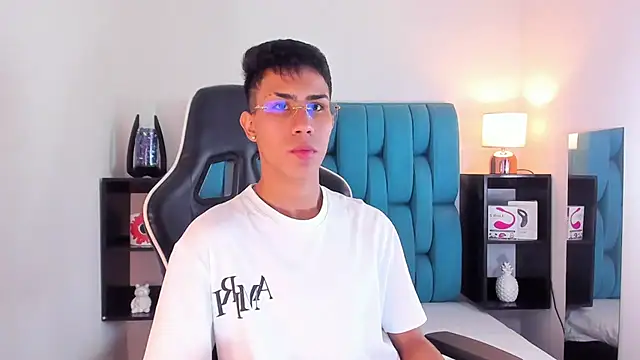 Snapshot of AlanNaughty chatting on January 24, 11:04 am AlanNaughty online show from January 24, 11:04 am